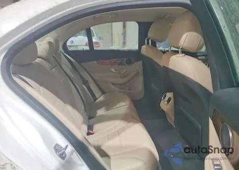 2017 Mercedes-Benz C 300 z USA, uszkodzony, nr VIN 55SWF4JB5HU213263